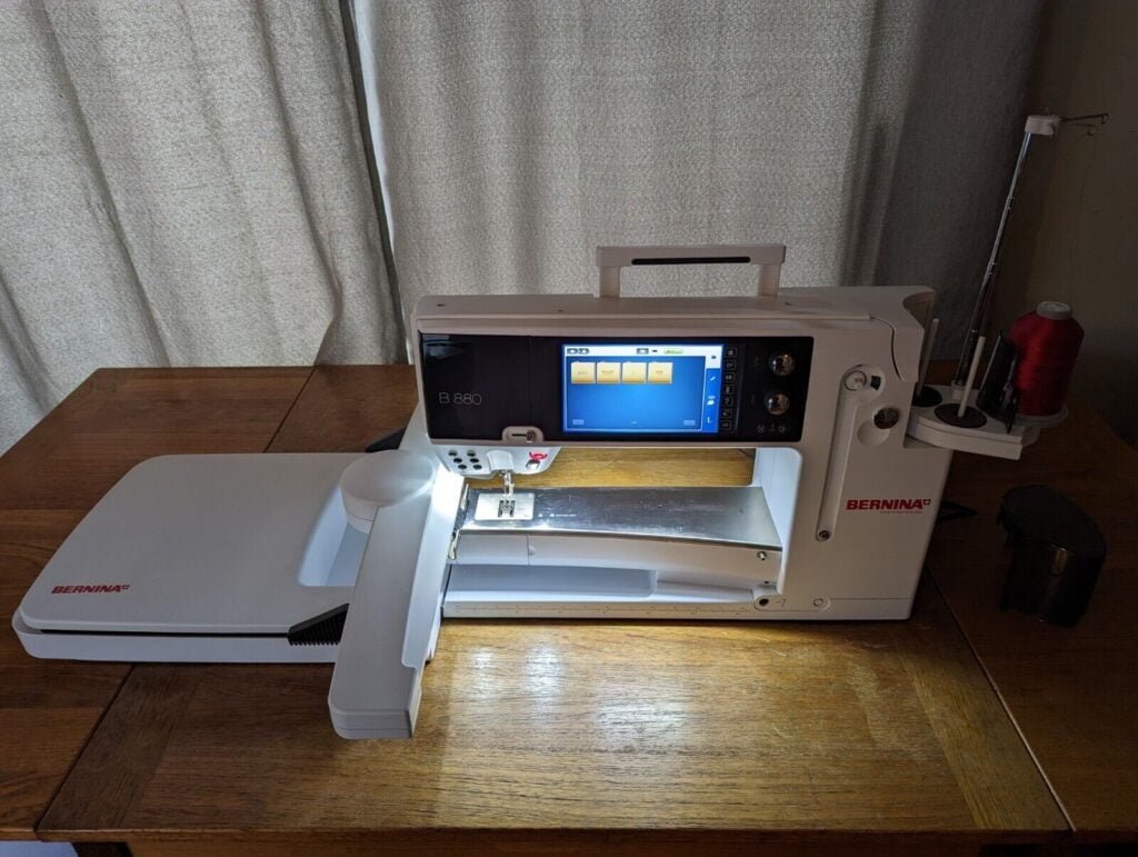 Bernina 880 Plus Sewing